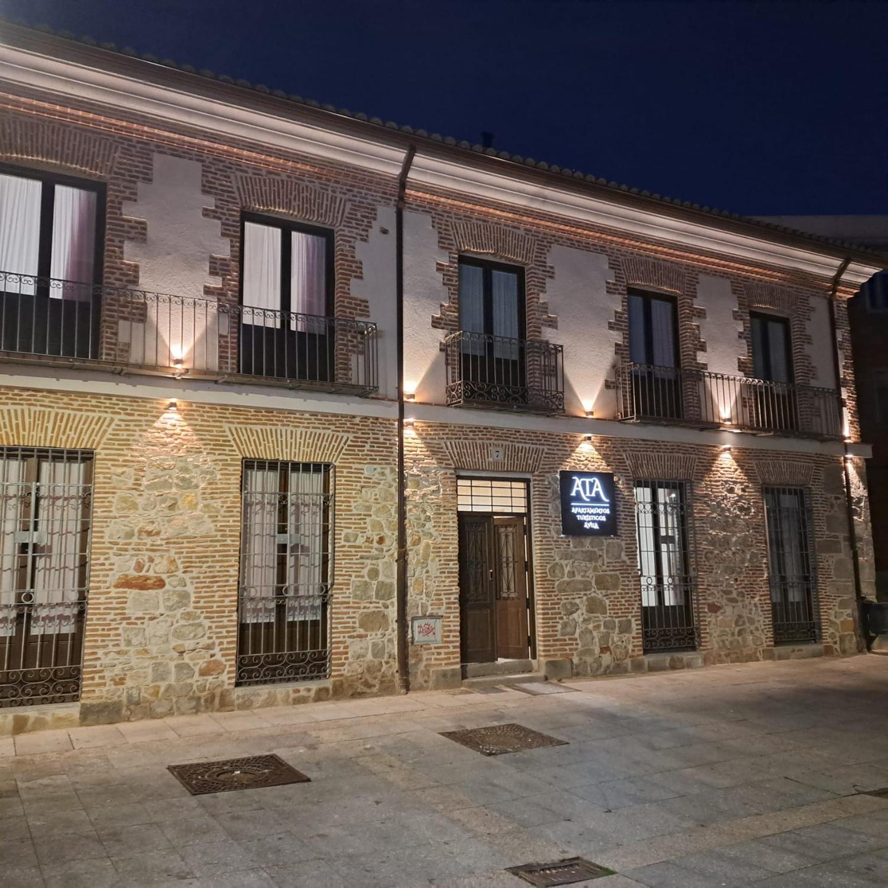 Apartamentos Turisticos Avila Puerta De San Vicente 0-2 エクステリア 写真